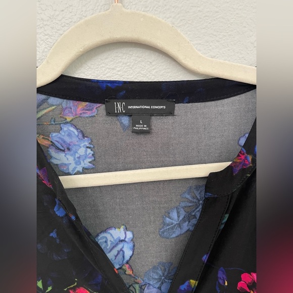 I.N.C. International Concepts zip pocket black floral top Size Large - Picture 3 of 7